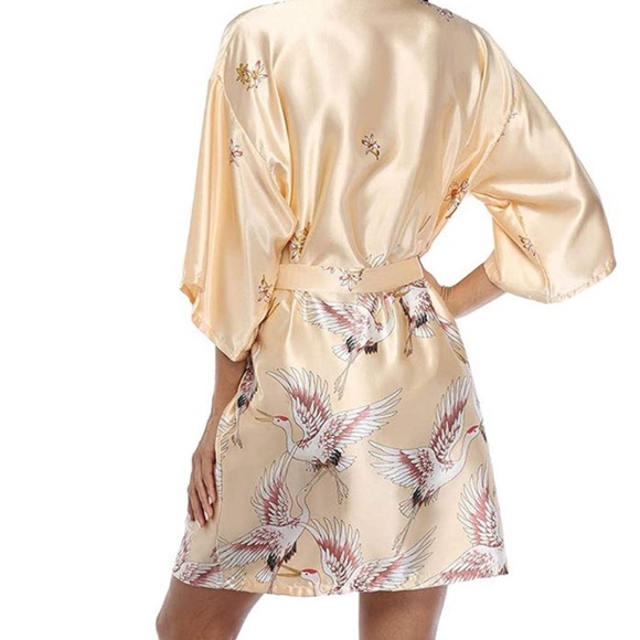 Feminine Silk Elegant Coverup Robes Xl nice loose fitting. - Picture 6 of 6